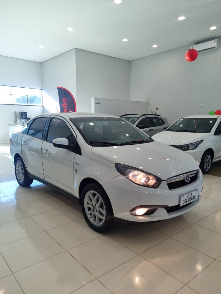 fiat grand siena 1.6 mpi essence 16v flex 4p automatizado automatico 20151
