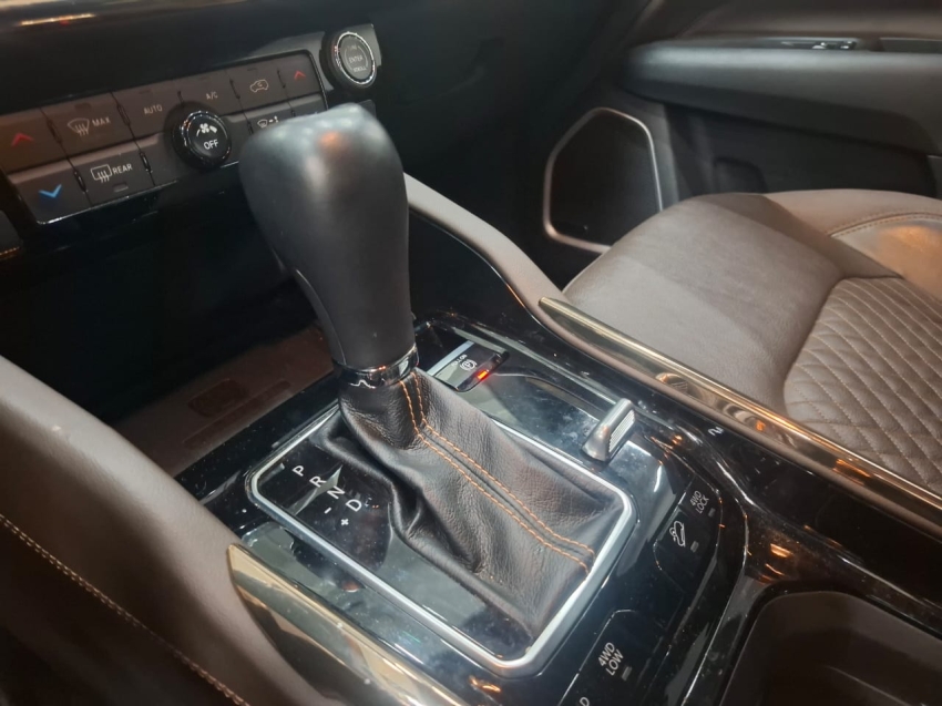 jeep commander 2.0 td380 turbo diesel overland at9 4p automatico 2023 jeep commander 2.0 td380 turbo diesel overland at9 4p automatico 2023