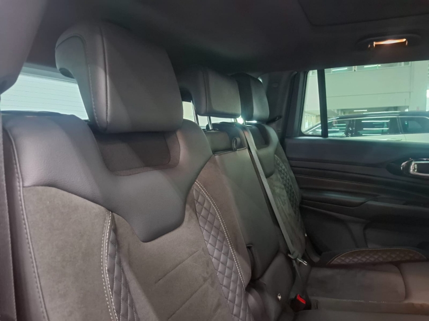 jeep commander 2.0 hurricane 4 turbo gasolina blackhawk at9 4p automatico 2025 jeep commander 2.0 hurricane 4 turbo gasolina blackhawk at9 4p automatico 2025