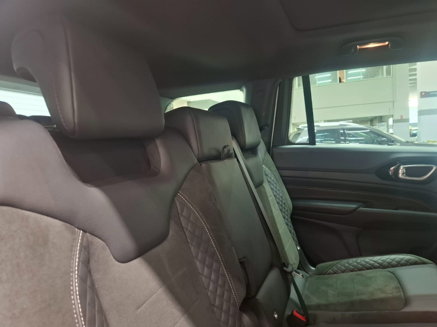 jeep commander 2.0 hurricane 4 turbo gasolina blackhawk at9 4p automatico 2025 jeep commander 2.0 hurricane 4 turbo gasolina blackhawk at9 4p automatico 2025