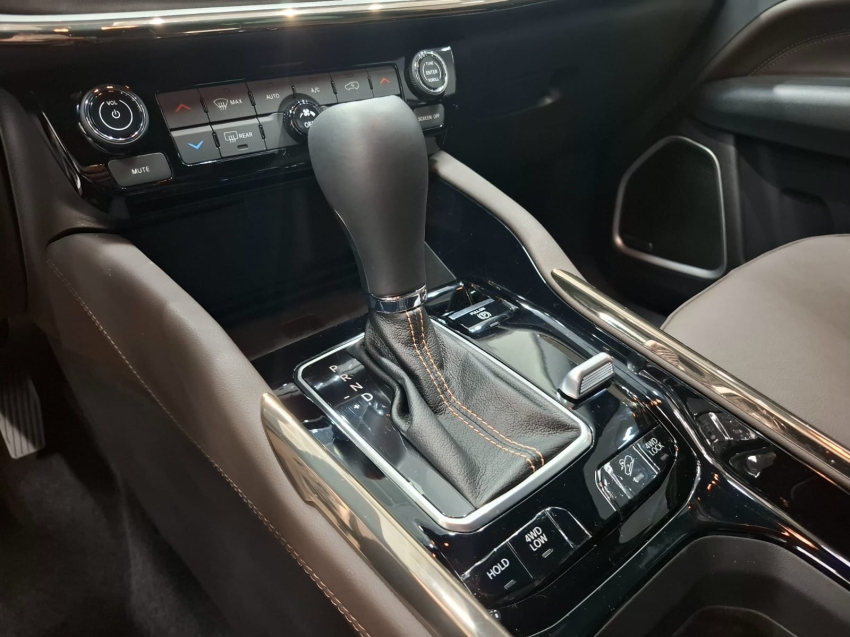 jeep commander 1.3 t270 turbo flex overland at6 4p automatico 2025 jeep commander 1.3 t270 turbo flex overland at6 4p automatico 2025