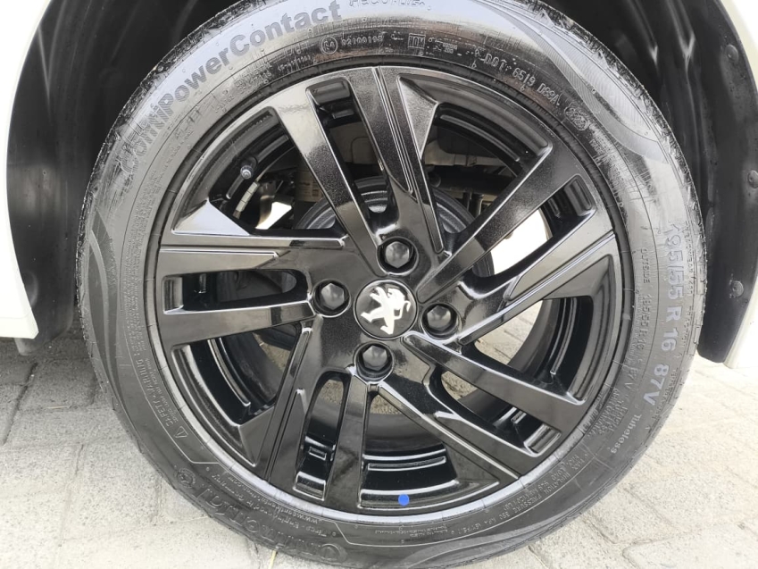 peugeot 208 style 1.0 manual16