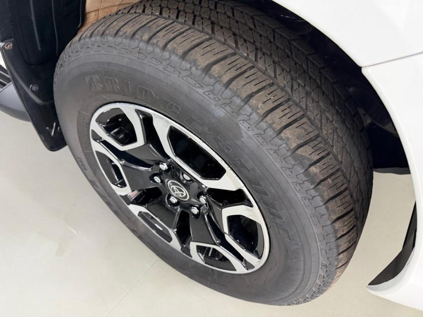 toyota hilux 2.8 d-4d turbo diesel cd srv 4x4 automatico 2.7 4p 202512