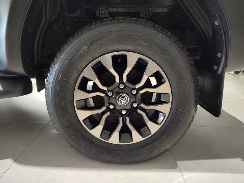 toyota hilux 2.8 d-4d turbo diesel cd gr-s 4x4 automatico 4p 2023