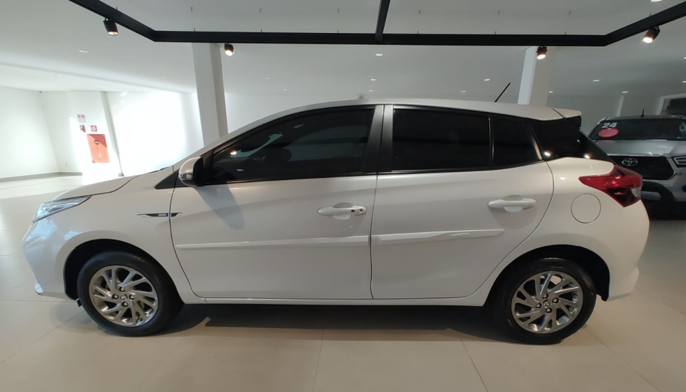 toyota yaris 1.5 16v flex xs multidrive 4p automatico 2025