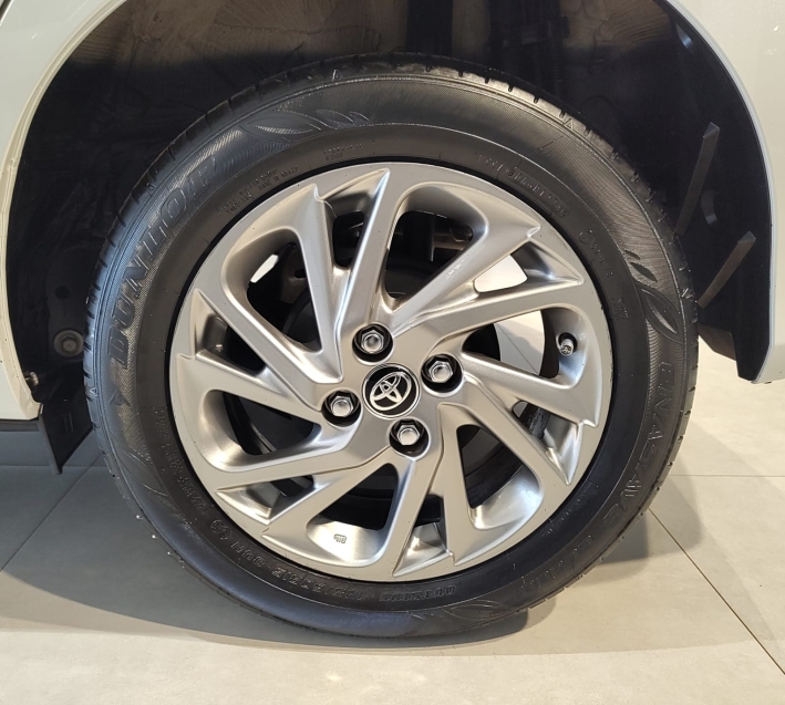 toyota yaris 1.5 16v flex xs multidrive 4p automatico 2025