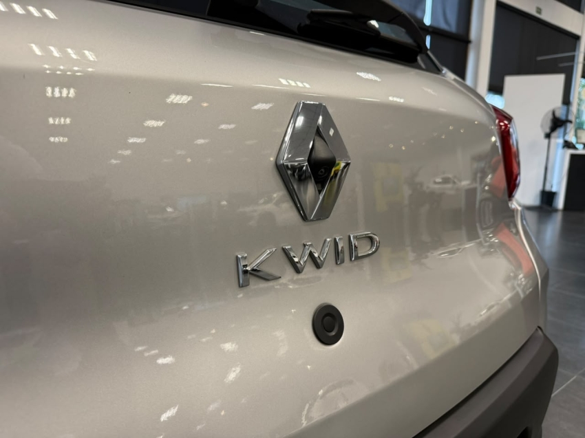 kwid outsider 1.0 2026 - apenas 5.400km10
