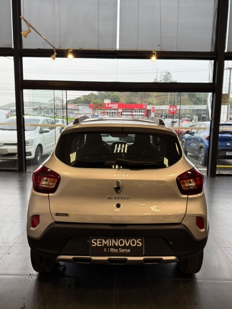 kwid outsider 1.0 2026 - apenas 5.400km7