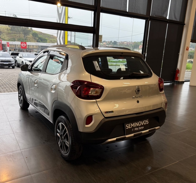 kwid outsider 1.0 2026 - apenas 5.400km8