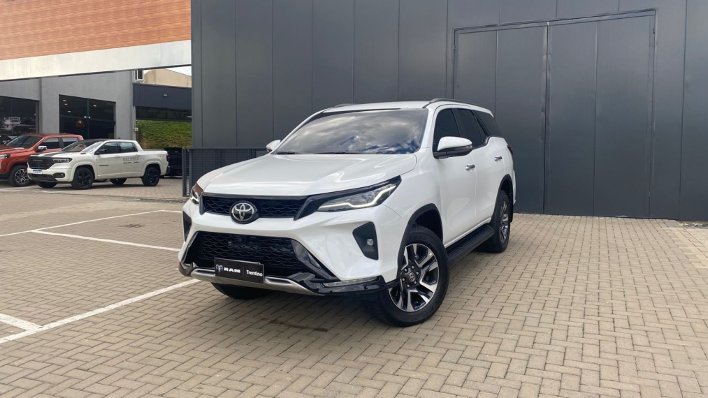 toyota hilux sw4 2.8 d-4d turbo diesel srx platinum 7l 4x4 automatico 4p 2025