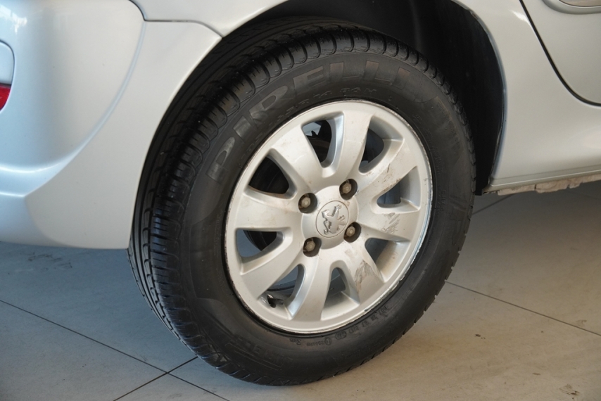 peugeot 207 hb xr 1.4 16v 2011/2012 - itamarati veiculos