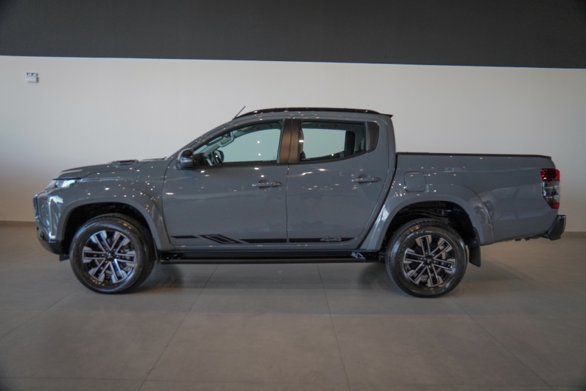mitsubishi l200 triton 2.4 16v turbo diesel sport hpe-s urban cd 4p 4x4 automatico 2.0 2025