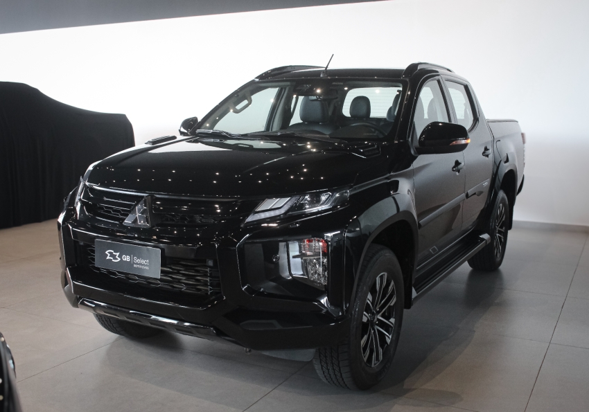 mitsubishi l200 triton 2.4 16v turbo diesel sport hpe-s urban cd 4p 4x4 automatico 2.0 2025
