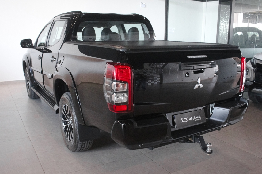 mitsubishi l200 triton 2.4 16v turbo diesel sport hpe-s urban cd 4p 4x4 automatico 2.0 2025