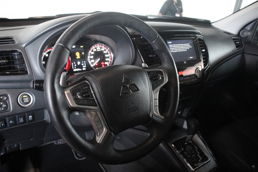 mitsubishi l200 triton 2.4 16v turbo diesel sport hpe-s urban cd 4p 4x4 automatico 2.0 2025