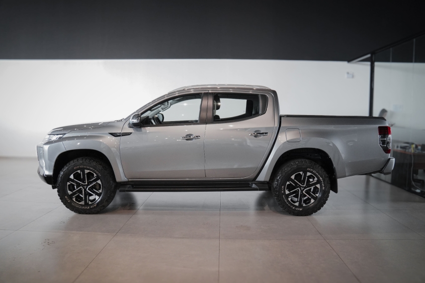 mitsubishi l200 triton 2.4 turbo diesel 4x4 at sport hpe-s 6.1 4p automatico 2024