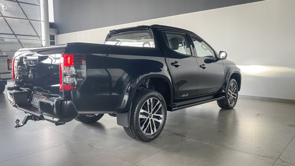 mitsubishi l200 triton 2.4 16v turbo diesel sport hpe-s urban cd 4p 4x4 automatico 2.0 202512