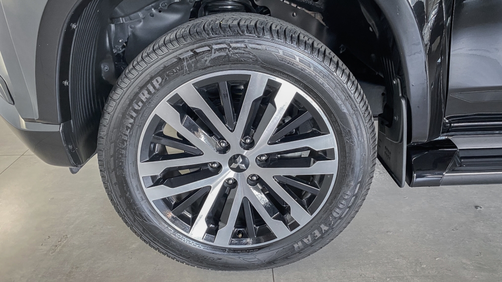 mitsubishi l200 triton 2.4 16v turbo diesel sport hpe-s urban cd 4p 4x4 automatico 2.0 20258