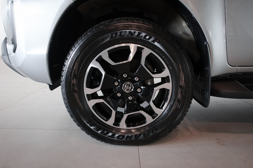 toyota hilux 2.8 d-4d turbo diesel cd srv 4x4 automatico 4p 2024
