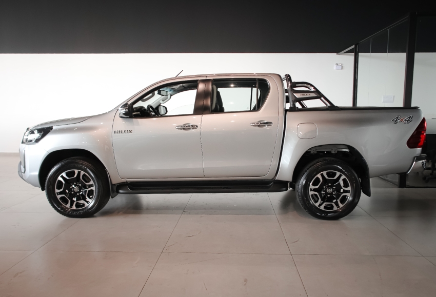 toyota hilux 2.8 d-4d turbo diesel cd srv 4x4 automatico 4p 2024