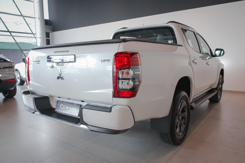 mitsubishi l200 triton 2.4 16v turbo diesel sport hpe cd 4p 4x4 automatico 2.0 2025
