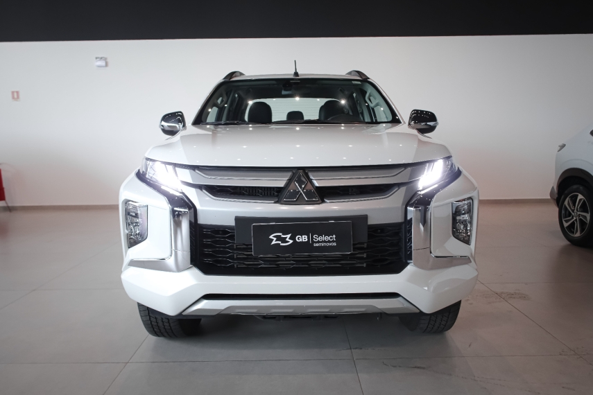 mitsubishi l200 triton 2.4 16v turbo diesel sport hpe cd 4p 4x4 automatico 2.0 2025