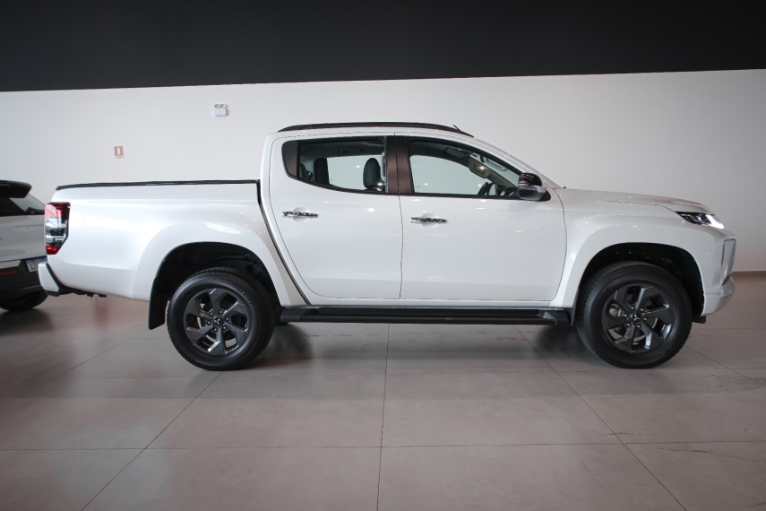 mitsubishi l200 triton 2.4 16v turbo diesel sport hpe cd 4p 4x4 automatico 2.0 2025