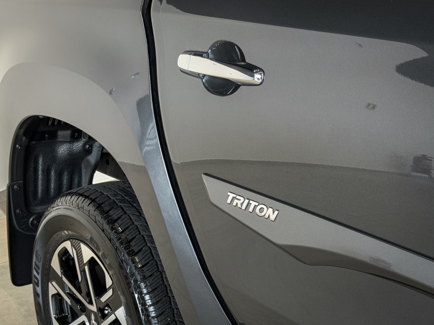 mitsubishi l200 triton 2.4 16v turbo diesel sport hpe-s cd 4p 4x4 automatico 2.0 202512