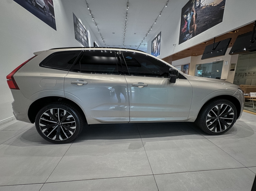 xc60 2.0 t8  ultra dark3