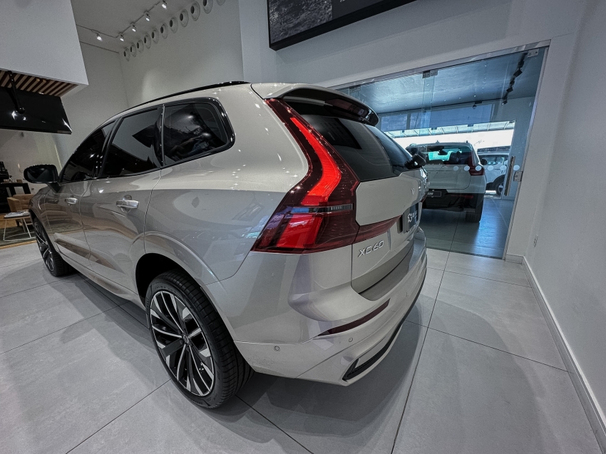 xc60 2.0 t8  ultra dark10