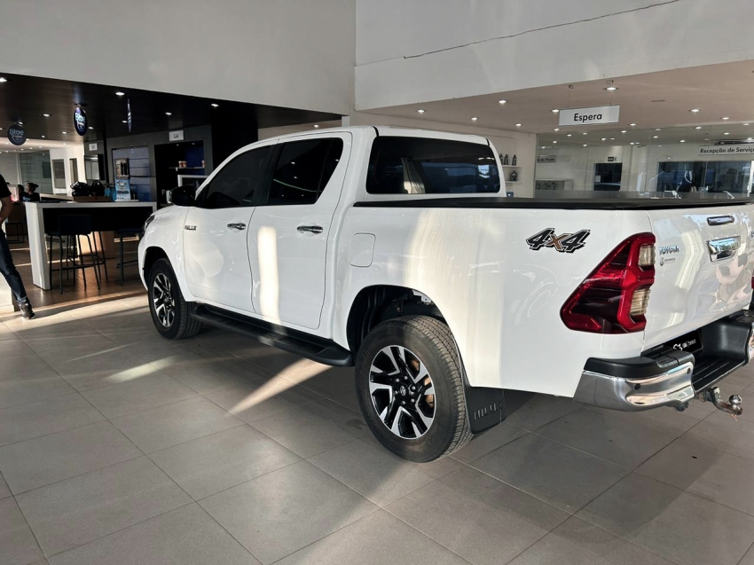 toyota hilux 2.8 d-4d turbo diesel cd srv 4x4 automatico 4p 202213