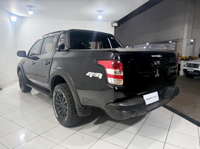 mitsubishi l200 triton 2.4 16v turbo diesel outdoor hpe-s cd 4x4 automatico 4p 20213