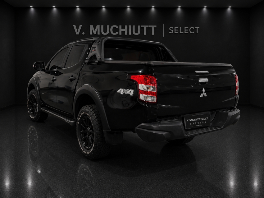 mitsubishi l200 triton 2.4 16v turbo diesel outdoor hpe-s cd 4x4 automatico 4p 20215