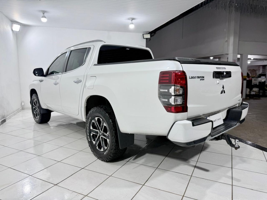 mitsubishi l200 triton 2.4 turbo diesel 4x4 at sport hpe-s 4p automatico 20245