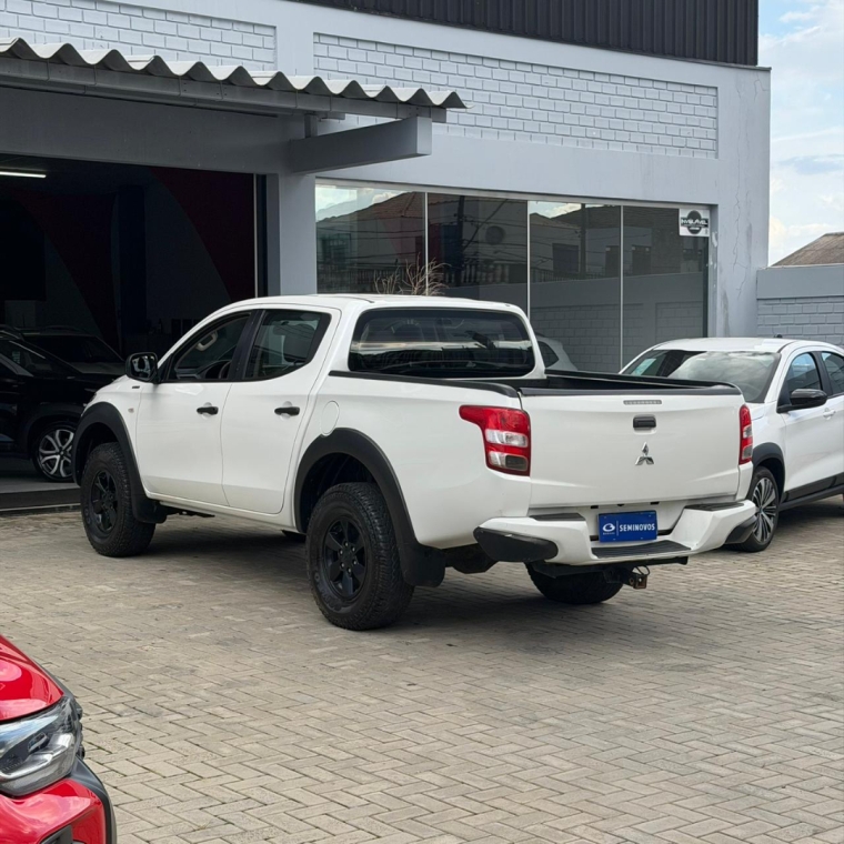 l200 triton 2.4 16v turbo diesel outdoor gls cd 4x4 automatico3