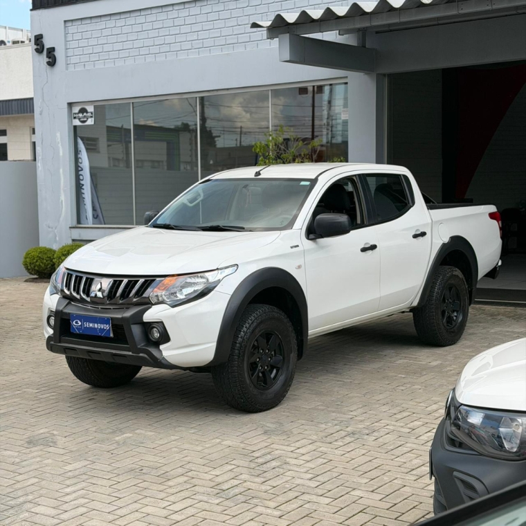 l200 triton 2.4 16v turbo diesel outdoor gls cd 4x4 automatico2