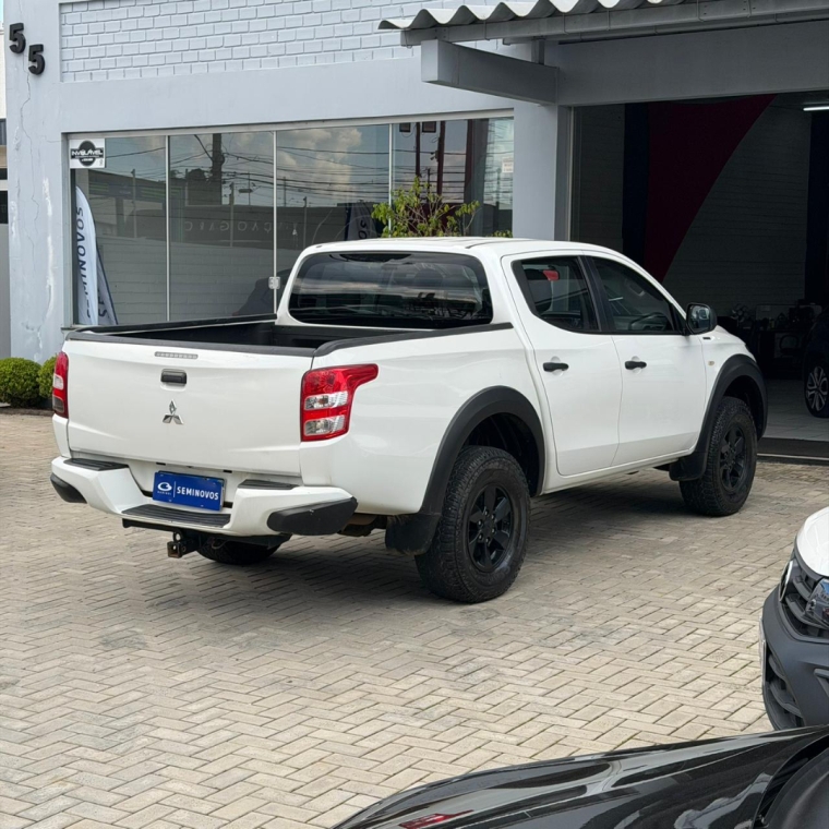 l200 triton 2.4 16v turbo diesel outdoor gls cd 4x4 automatico5