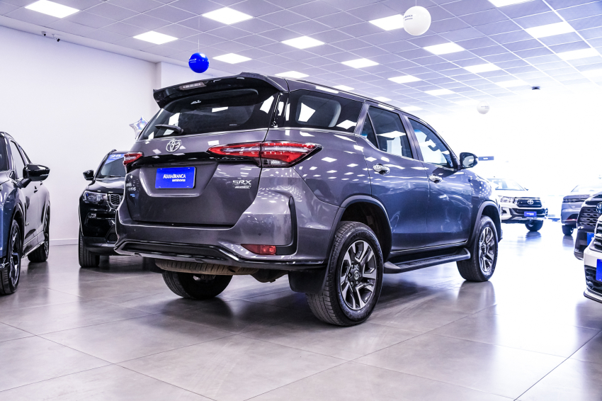 Toyota HILUX SW4 2.8 D-4D TURBO DIESEL SRX PLATINUM 7L 4X4 AUTOMÁTICO 10