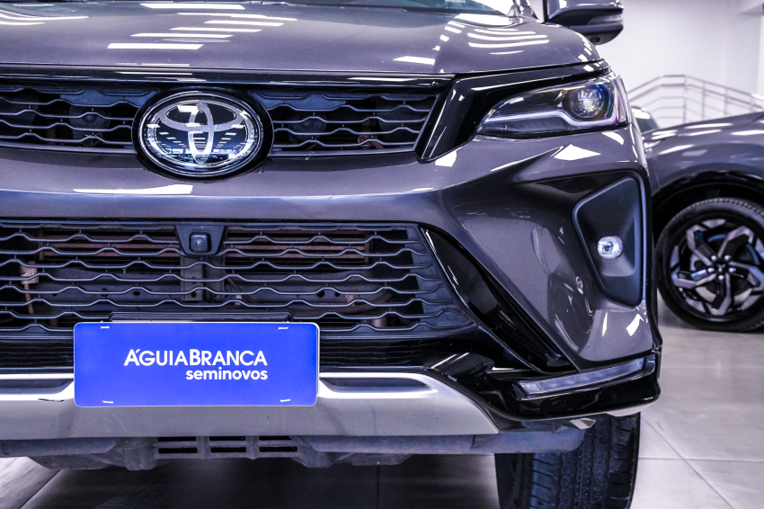 Toyota HILUX SW4 2.8 D-4D TURBO DIESEL SRX PLATINUM 7L 4X4 AUTOMÁTICO 4