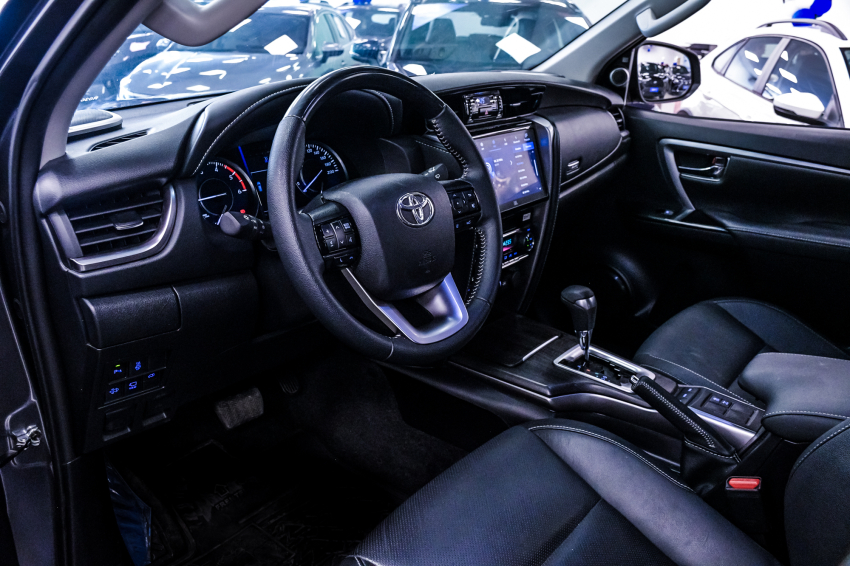 Toyota HILUX SW4 2.8 D-4D TURBO DIESEL SRX PLATINUM 7L 4X4 AUTOMÁTICO 15