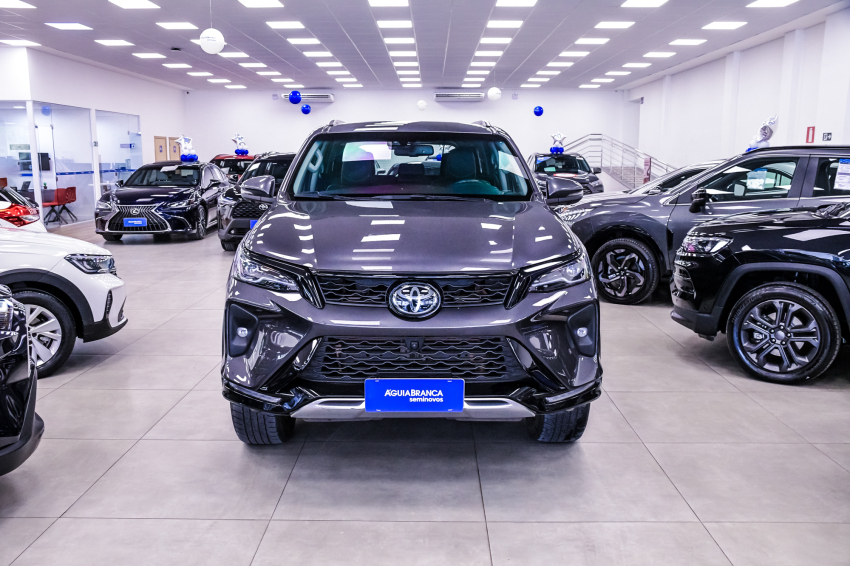 Toyota HILUX SW4 2.8 D-4D TURBO DIESEL SRX PLATINUM 7L 4X4 AUTOMÁTICO 3