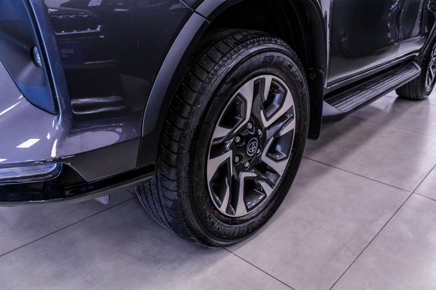Toyota HILUX SW4 2.8 D-4D TURBO DIESEL SRX PLATINUM 7L 4X4 AUTOMÁTICO 2