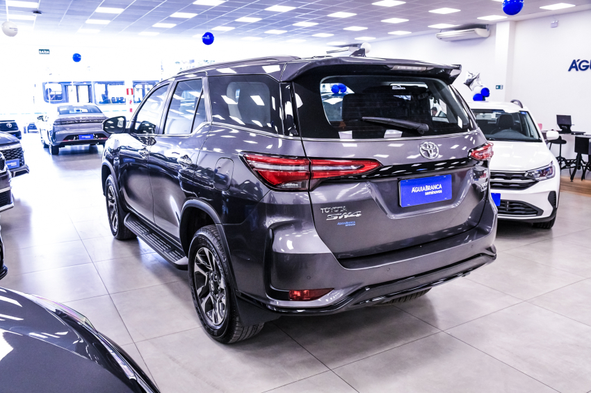 Toyota HILUX SW4 2.8 D-4D TURBO DIESEL SRX PLATINUM 7L 4X4 AUTOMÁTICO 7