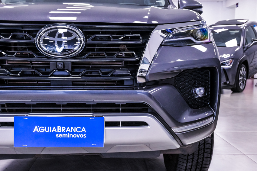 Toyota HILUX SW4 2.8 D-4D TURBO DIESEL SRX 7L 4X4 AUTOMÁTICO 3