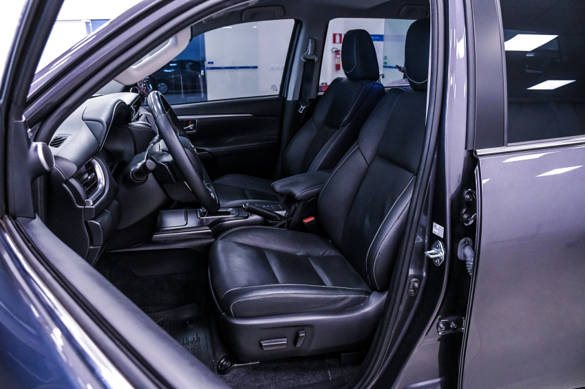 Toyota HILUX SW4 2.8 D-4D TURBO DIESEL SRX 7L 4X4 AUTOMÁTICO 18