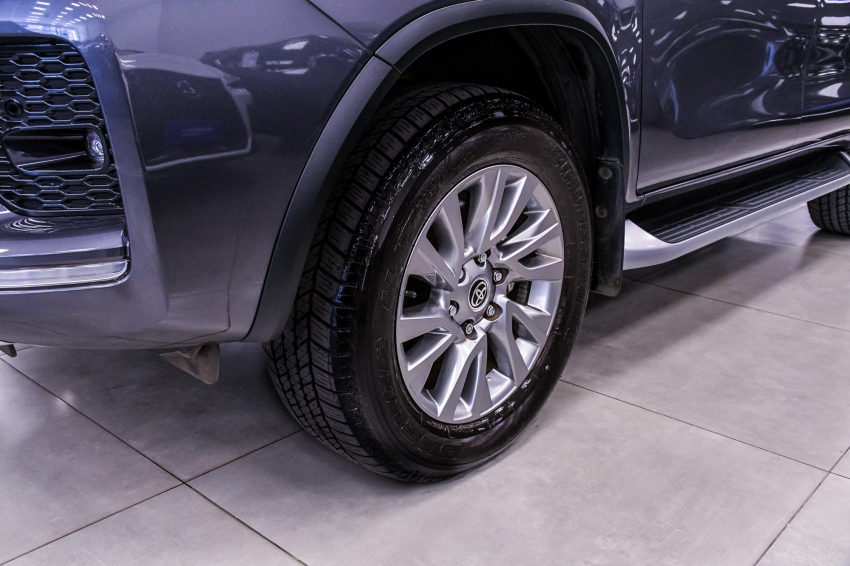 Toyota HILUX SW4 2.8 D-4D TURBO DIESEL SRX 7L 4X4 AUTOMÁTICO 2