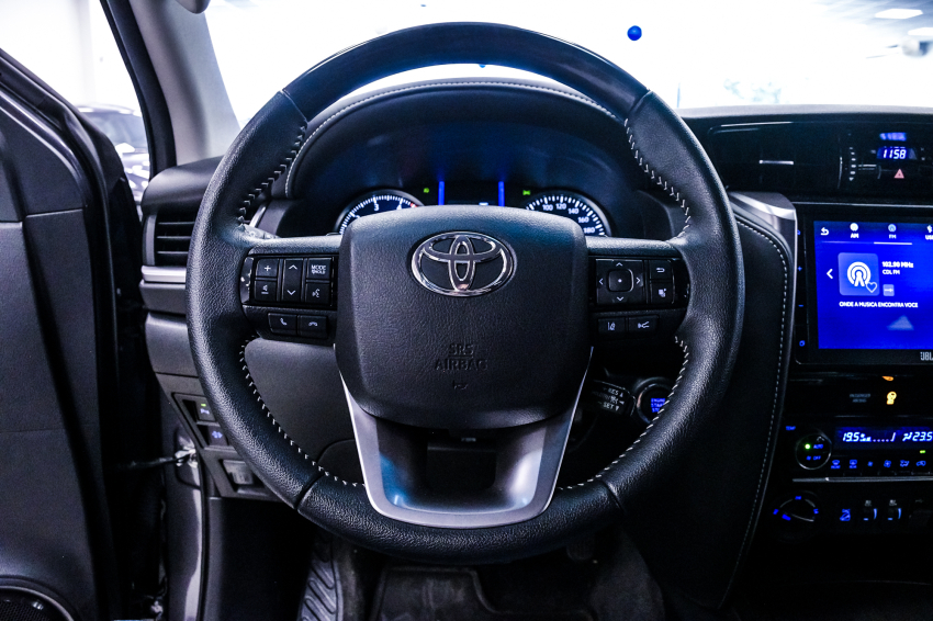 Toyota HILUX SW4 2.8 D-4D TURBO DIESEL SRX 7L 4X4 AUTOMÁTICO 13