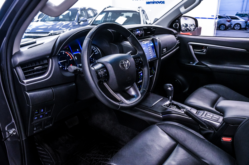 Toyota HILUX SW4 2.8 D-4D TURBO DIESEL SRX 7L 4X4 AUTOMÁTICO 12