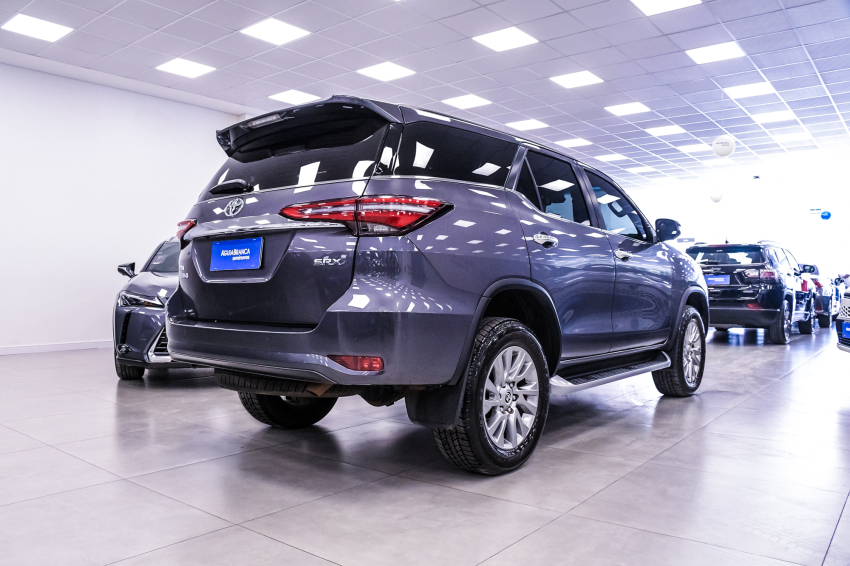Toyota HILUX SW4 2.8 D-4D TURBO DIESEL SRX 7L 4X4 AUTOMÁTICO 7