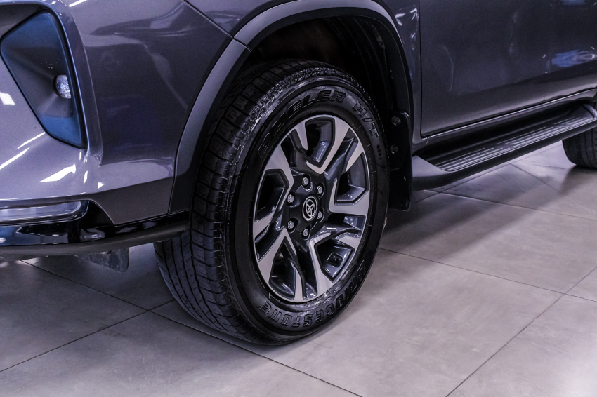 Toyota HILUX SW4 2.8 D-4D TURBO DIESEL SRX PLATINUM 4X4 AUTOMÁTICO 2